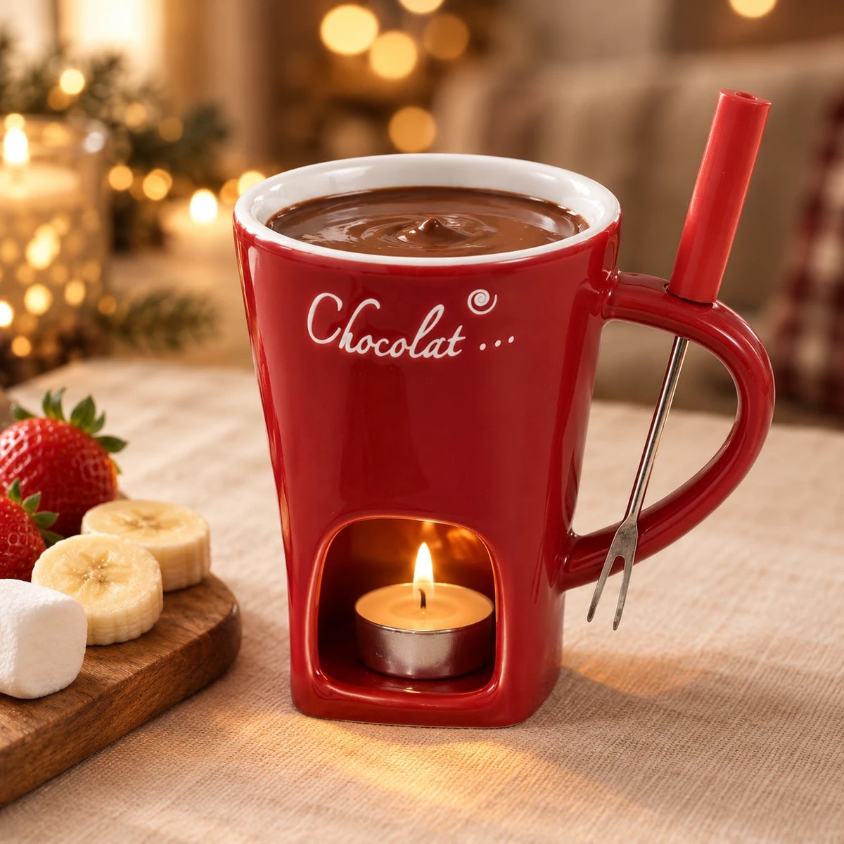 Schmelzzeit Mini-Fondue-Tasse in Rot mit geschmolzener Schokolade, brennendem Teelicht, Fondue-Gabel, Erdbeeren, Bananen und Marshmallows