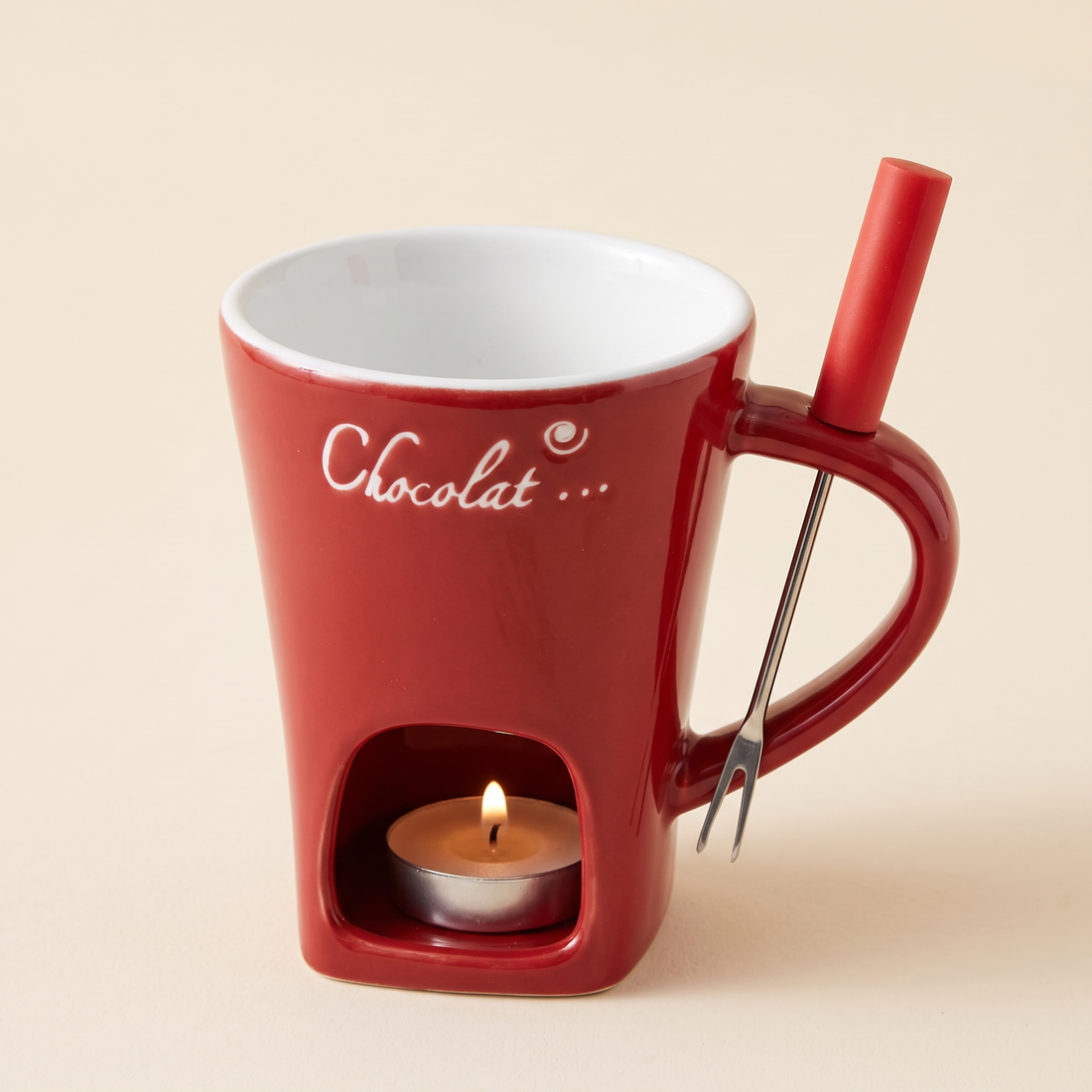 Schmelzzeit Mini-Fondue-Tasse in Rot mit geschmolzener Schokolade, brennendem Teelicht, Fondue-Gabel, Erdbeeren, Bananen und Marshmallows